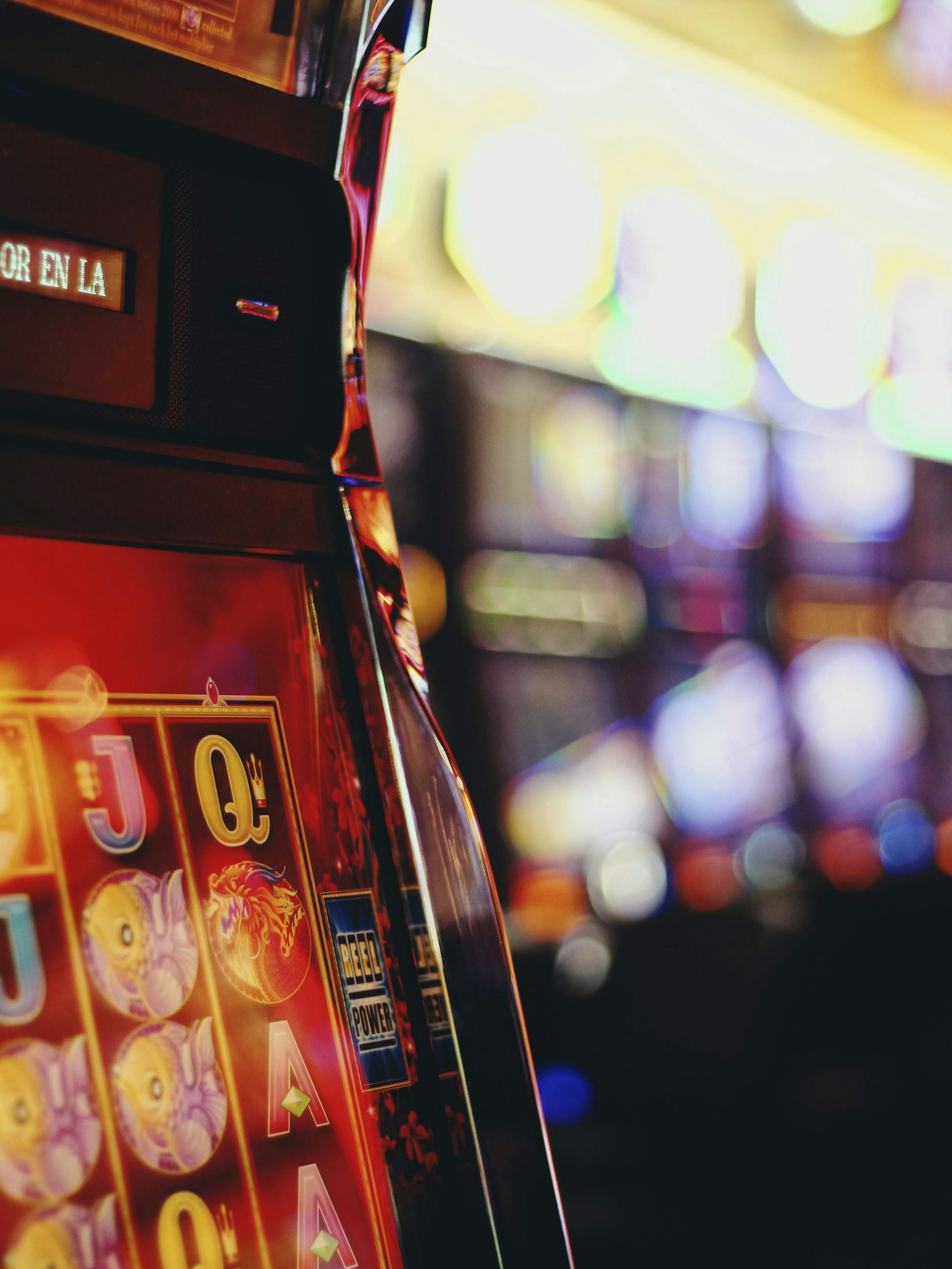 Leuchtende Spielautomaten in einer dunklen Casino-Atmosphäre