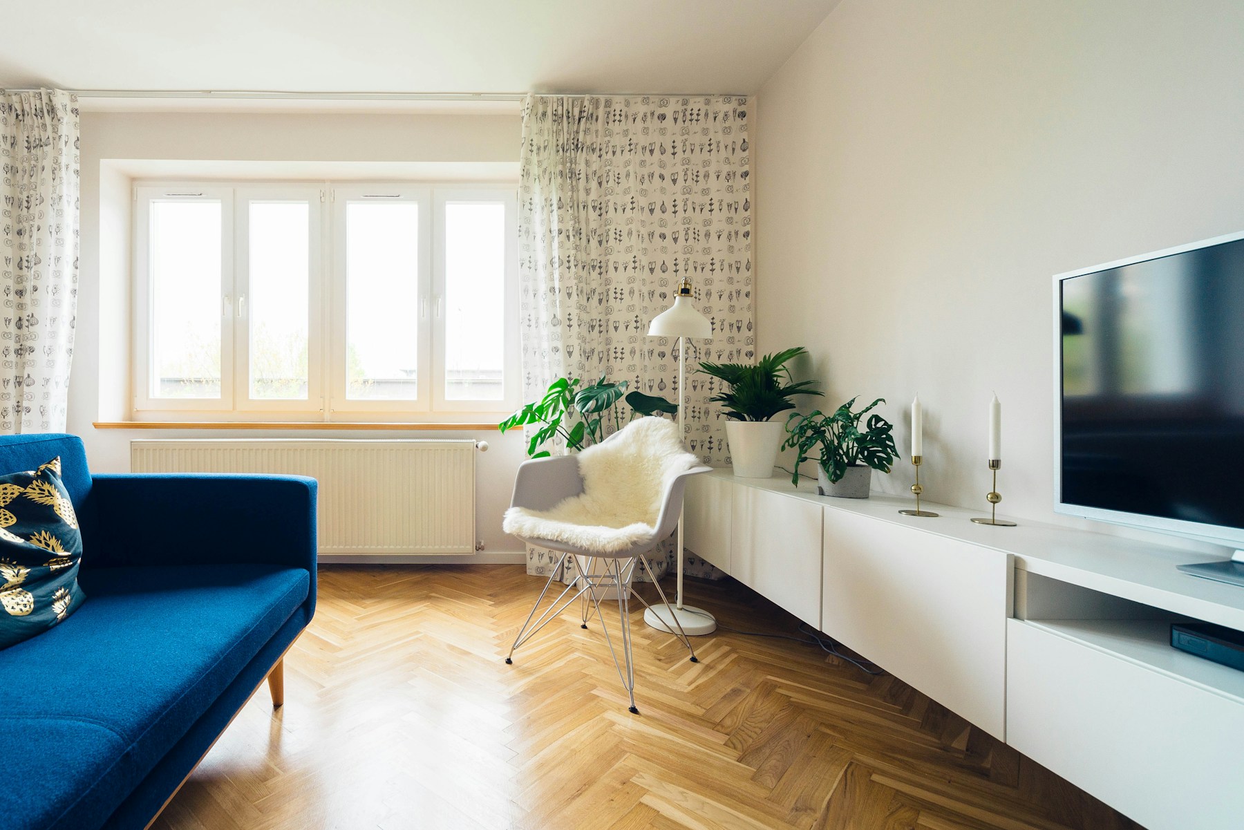 Ruhiger Hotelbereich mit Schreibtisch, Lampe und weichem Tageslicht