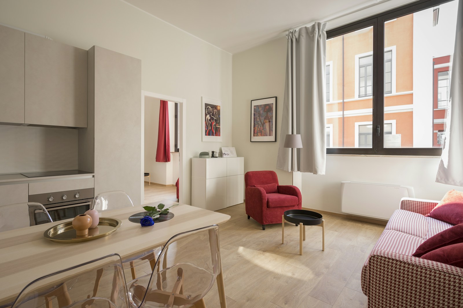Harmonischer Hotelbereich mit Sofa, Tisch und gedämpften Farben